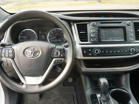 Used 2018 Toyota Highlander LE AWD/4WD image 11