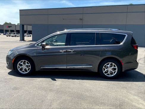 Used 2019 Chrysler Pacifica Touring-L Plus FWD image 37