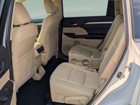 Used 2019 Toyota Highlander XLE FWD image 11