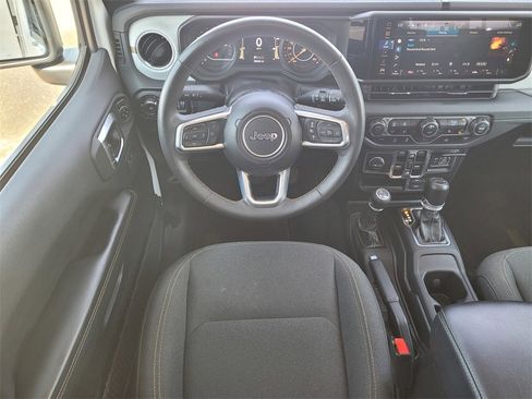 Used 2024 Jeep Wrangler Sahara image 15
