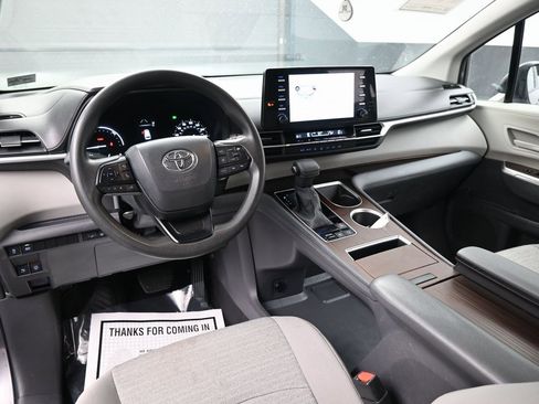 Used 2024 Toyota Sienna LE image 10