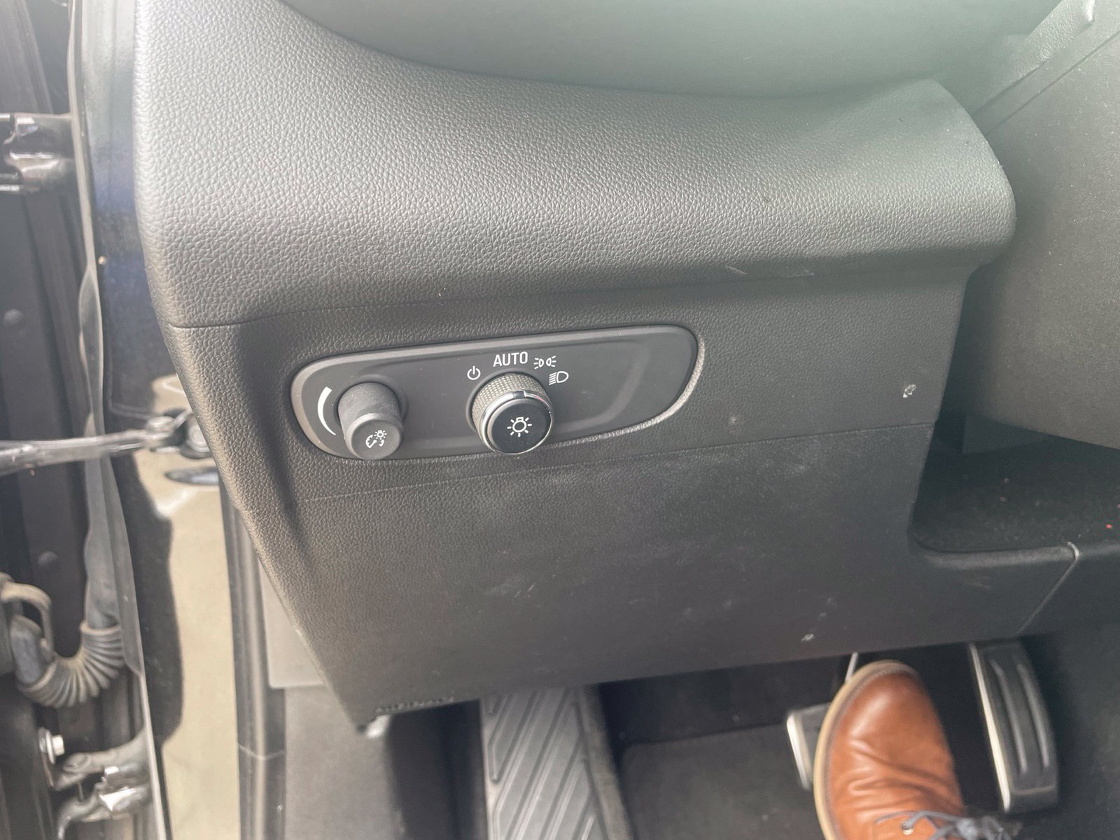 Used 2023 Buick Envision Essence w/ Sport Touring Package FWD image 6