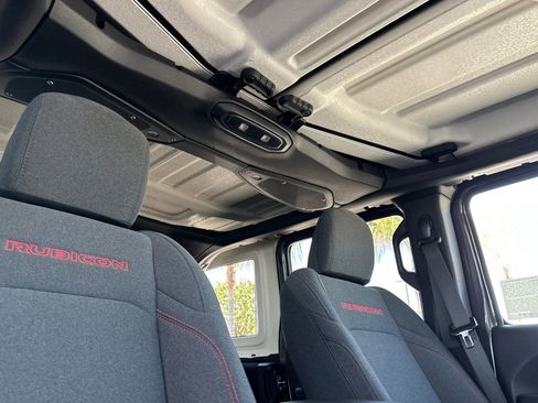 Used 2025 Jeep Wrangler Unlimited Rubicon AWD/4WD image 17
