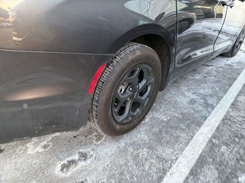 Used 2023 Chrysler Pacifica Touring-L w/ Uconnect Theater Family Group image 24