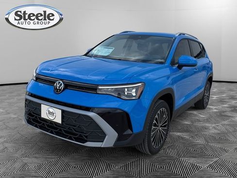 New 2025 Volkswagen Taos SE image 1