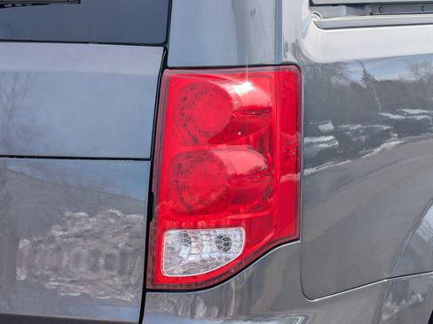 Used 2018 Dodge Grand Caravan SXT w/ Driver Convenience Group image 17