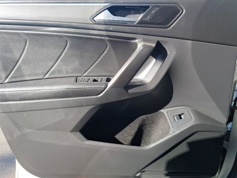 Used 2022 Volkswagen Tiguan SE R-Line image 28