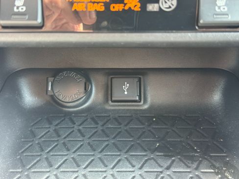 Used 2021 Toyota RAV4 XLE w/ Convenience Package FWD image 27