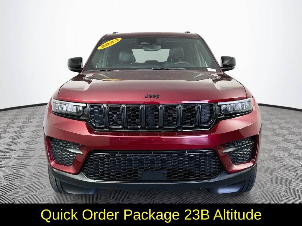Used 2023 Jeep Grand Cherokee Altitude AWD/4WD image 4
