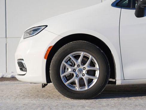 Used 2024 Chrysler Pacifica Touring-L image 11