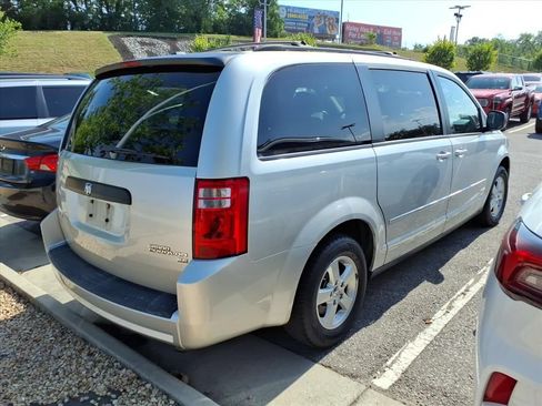 Used 2010 Dodge Grand Caravan Hero w/ Popular Equipment Group FWD image 2