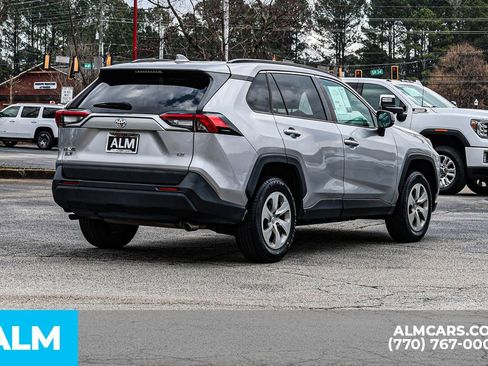 Used 2021 Toyota RAV4 LE image 5