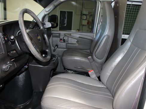 Used 2011 Chevrolet Express 2500 RWD image 16