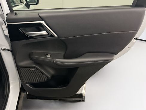 Used 2025 Mitsubishi Outlander SE image 33