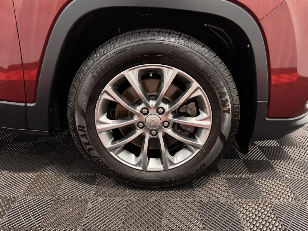 Used 2019 Jeep Cherokee Latitude Plus FWD image 19