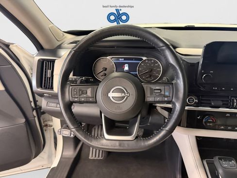 Used 2022 Nissan Pathfinder SL image 11