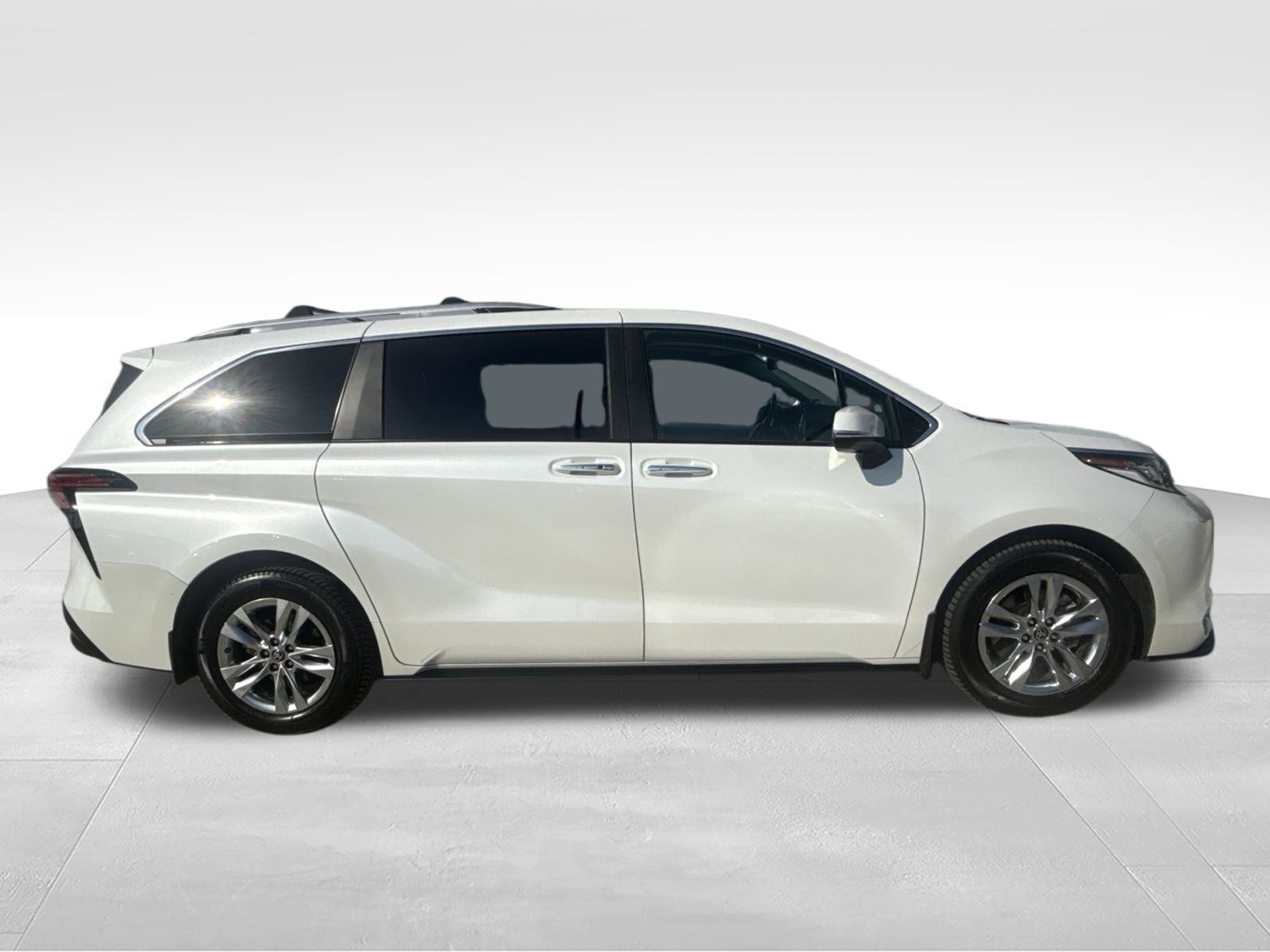 Used 2023 Toyota Sienna Limited FWD image 4
