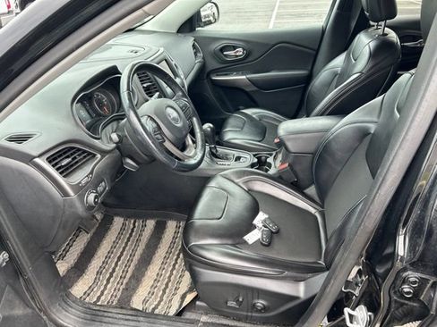 Used 2019 Jeep Cherokee Latitude Plus w/ Cold Weather Group AWD/4WD image 9