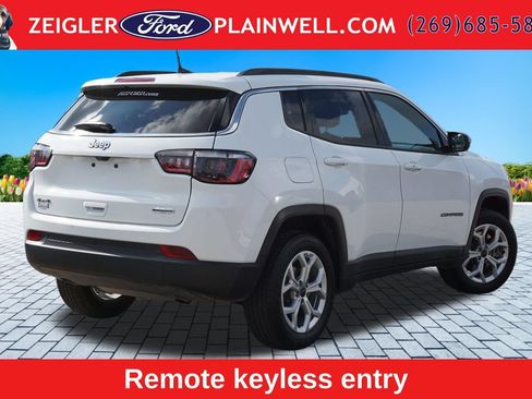 Used 2025 Jeep Compass Latitude AWD/4WD image 5