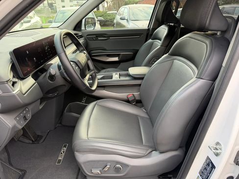 Used 2024 Kia EV9 Light image 14