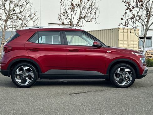 Used 2024 Hyundai Venue SEL image 3