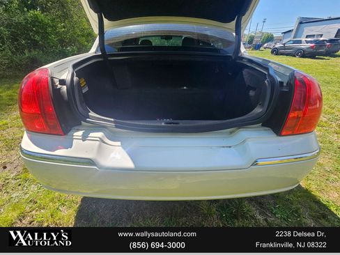 Used 2008 Lincoln Town Car Signature Limited RWD image 36