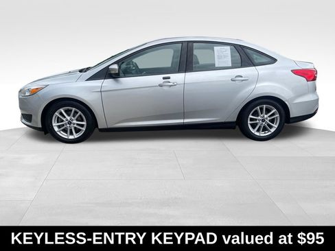 Used 2016 Ford Focus SE w/ SE Power Seat Package FWD image 5