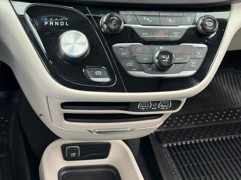 Used 2024 Chrysler Pacifica Touring-L image 17
