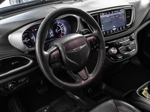 Used 2022 Chrysler Pacifica Touring-L w/ Uconnect Theater Family Group FWD image 5
