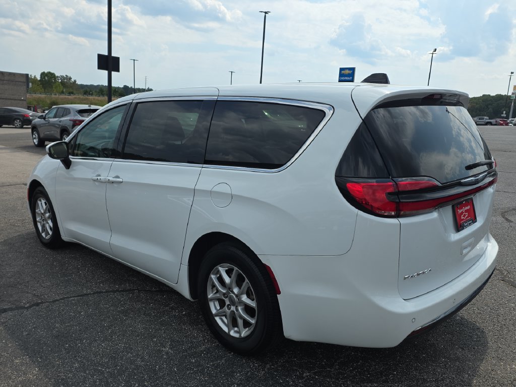 Used 2023 Chrysler Pacifica Touring-L FWD image 6