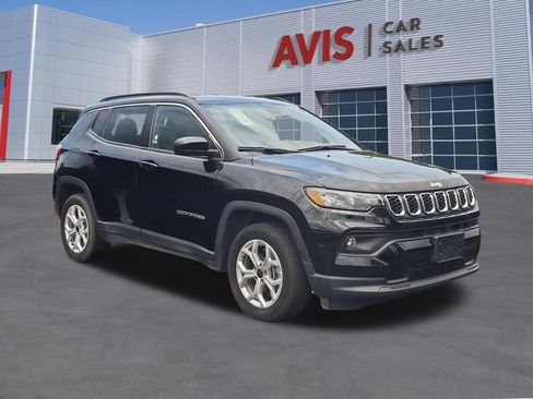 Used 2025 Jeep Compass Latitude AWD/4WD image 3