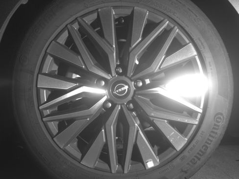 Used 2025 Nissan Altima 2.5 SV FWD image 12