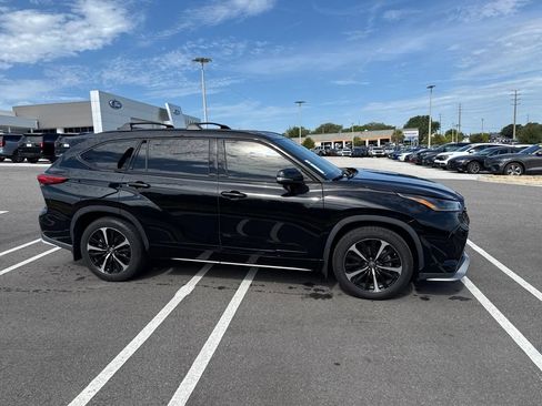 Used 2021 Toyota Highlander XSE AWD/4WD image 2