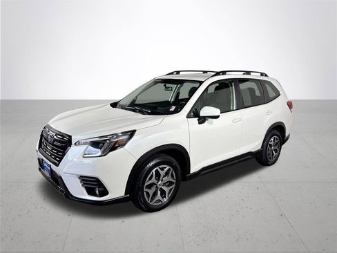 Used 2024 Subaru Forester Premium image 2
