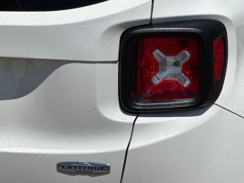 Used 2016 Jeep Renegade Latitude FWD image 29
