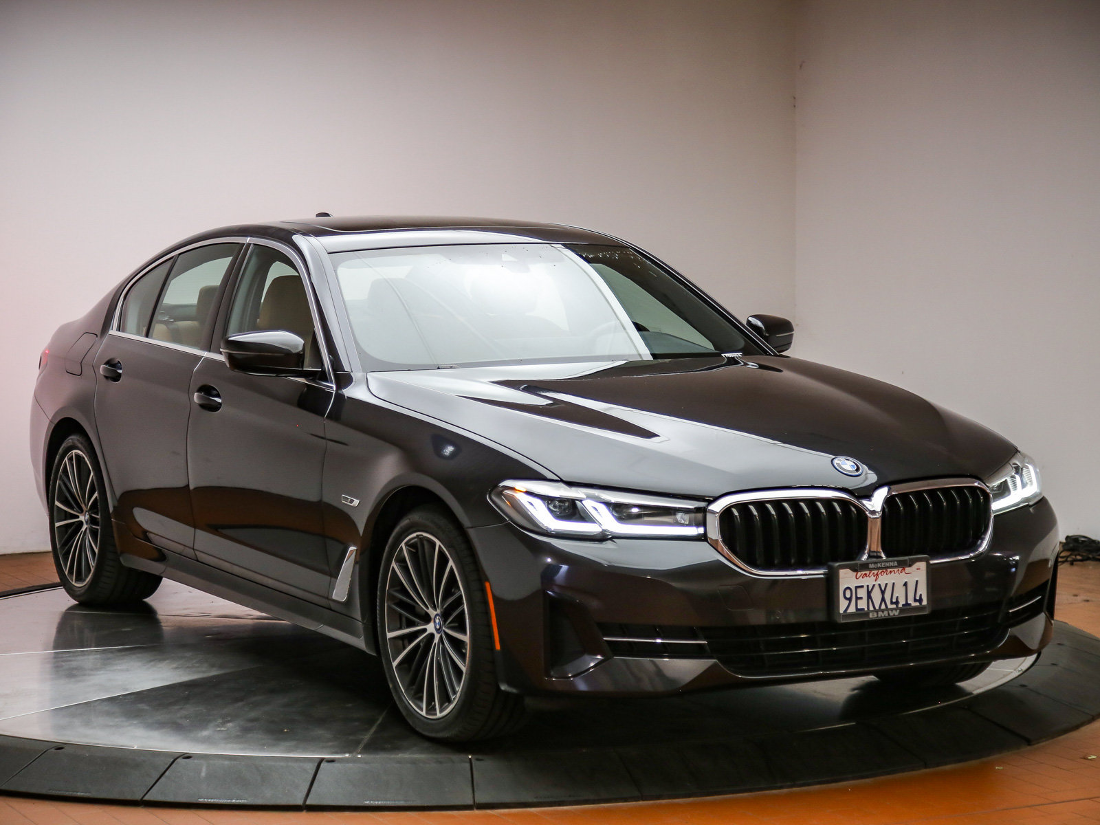 Certified 2023 BMW 530e w/ Convenience Package RWD image 3