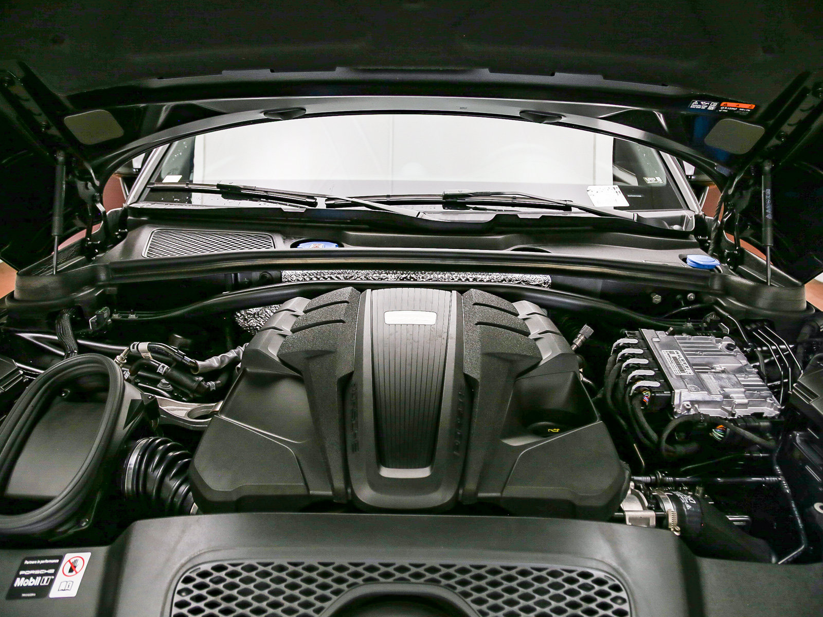 Certified 2026 Porsche Macan S AWD/4WD image 32