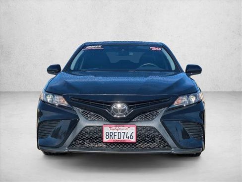 Used 2020 Toyota Camry SE image 2