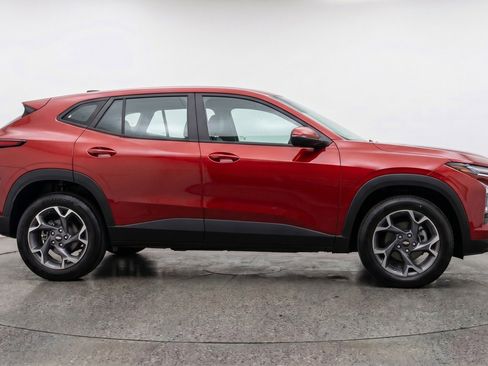 Used 2025 Chevrolet Trax LT w/ LT Convenience Package FWD image 11