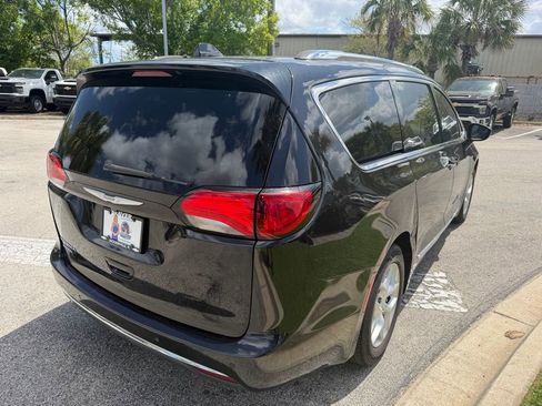 Used 2018 Chrysler Pacifica Touring-L w/ Tire & Wheel Group image 4