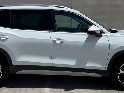 Certified 2025 Volkswagen Tiguan SE FWD image 5