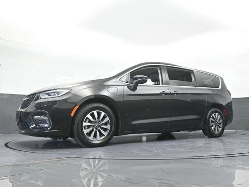 Used 2023 Chrysler Pacifica Touring-L FWD image 61