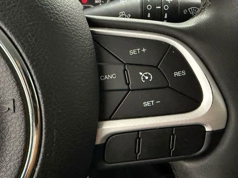Used 2020 Jeep Renegade Latitude FWD image 11