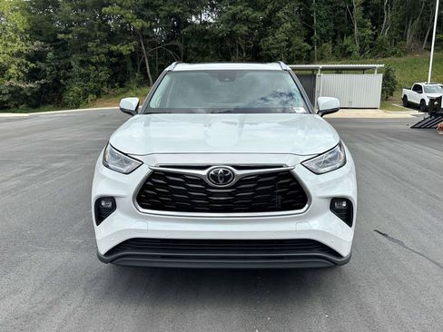 Used 2023 Toyota Highlander Limited FWD image 2