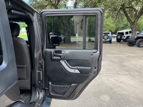 Used 2017 Jeep Wrangler Unlimited Sahara w/ Connectivity Group image 33