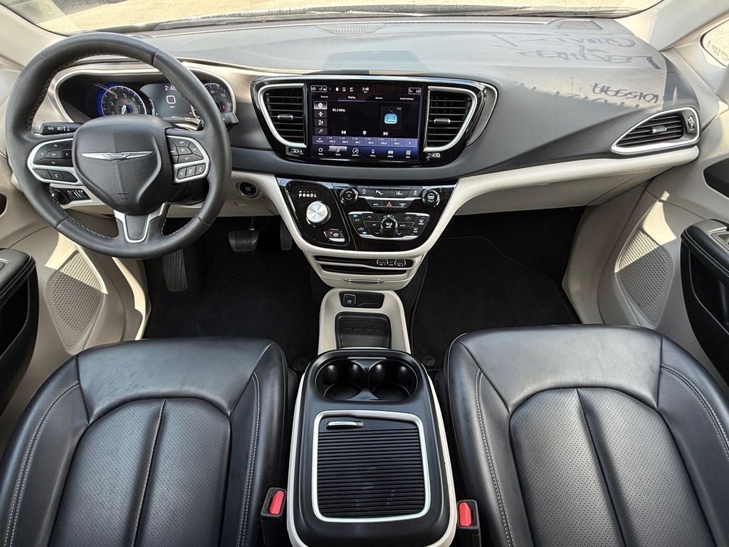 Used 2024 Chrysler Pacifica Touring-L FWD image 16