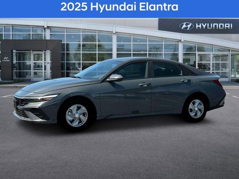 Used 2025 Hyundai Elantra SE image 2