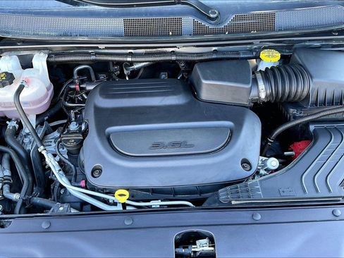 Used 2025 Chrysler Pacifica Select FWD image 10