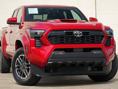 Used 2025 Toyota Tacoma TRD Sport w/ TRD Sport Upgrade Package AWD/4WD image 4