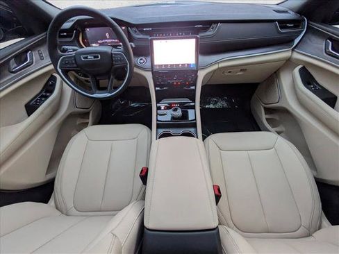 New 2025 Jeep Grand Cherokee Limited image 3